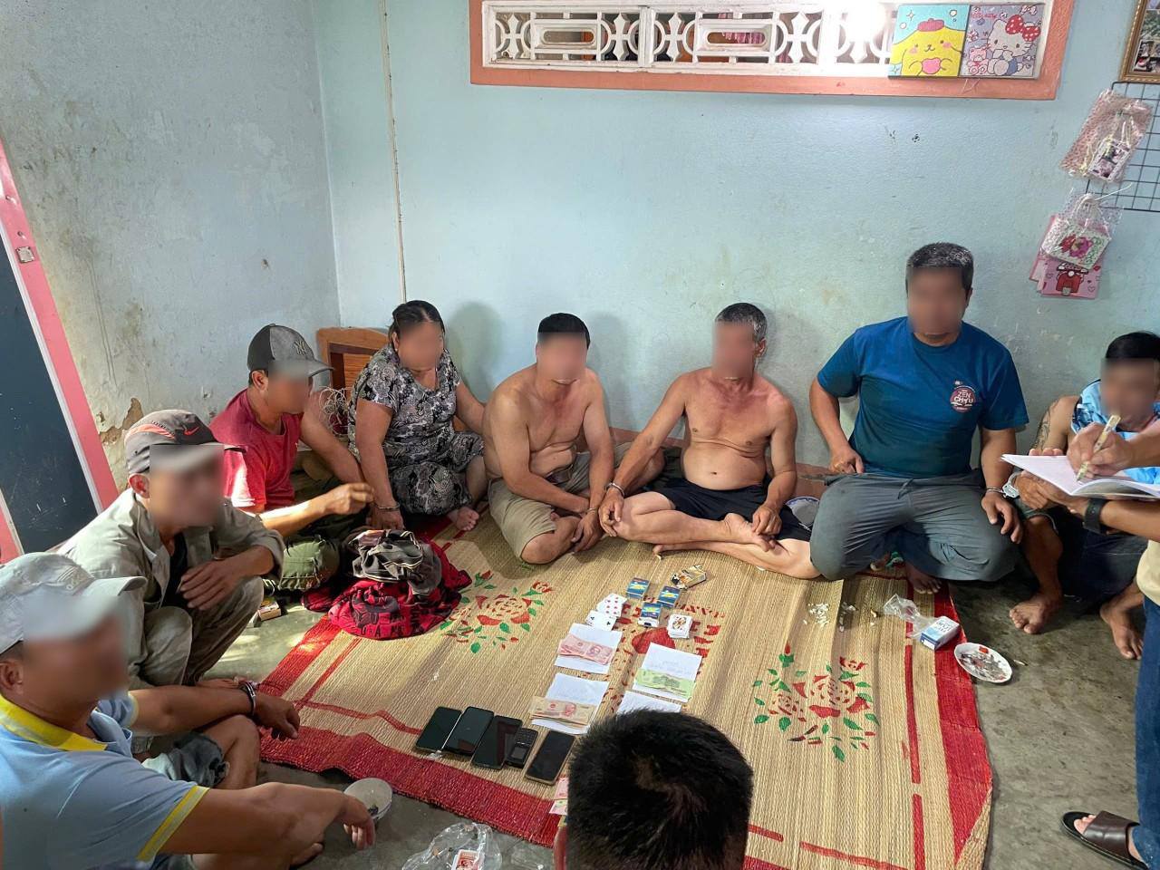 CÔNG AN XÃ CƯ PUI BẮT QUẢ TANG 7 ĐỐI TƯỢNG THAM GIA ĐÁNH BẠC TRÁI PHÉP
