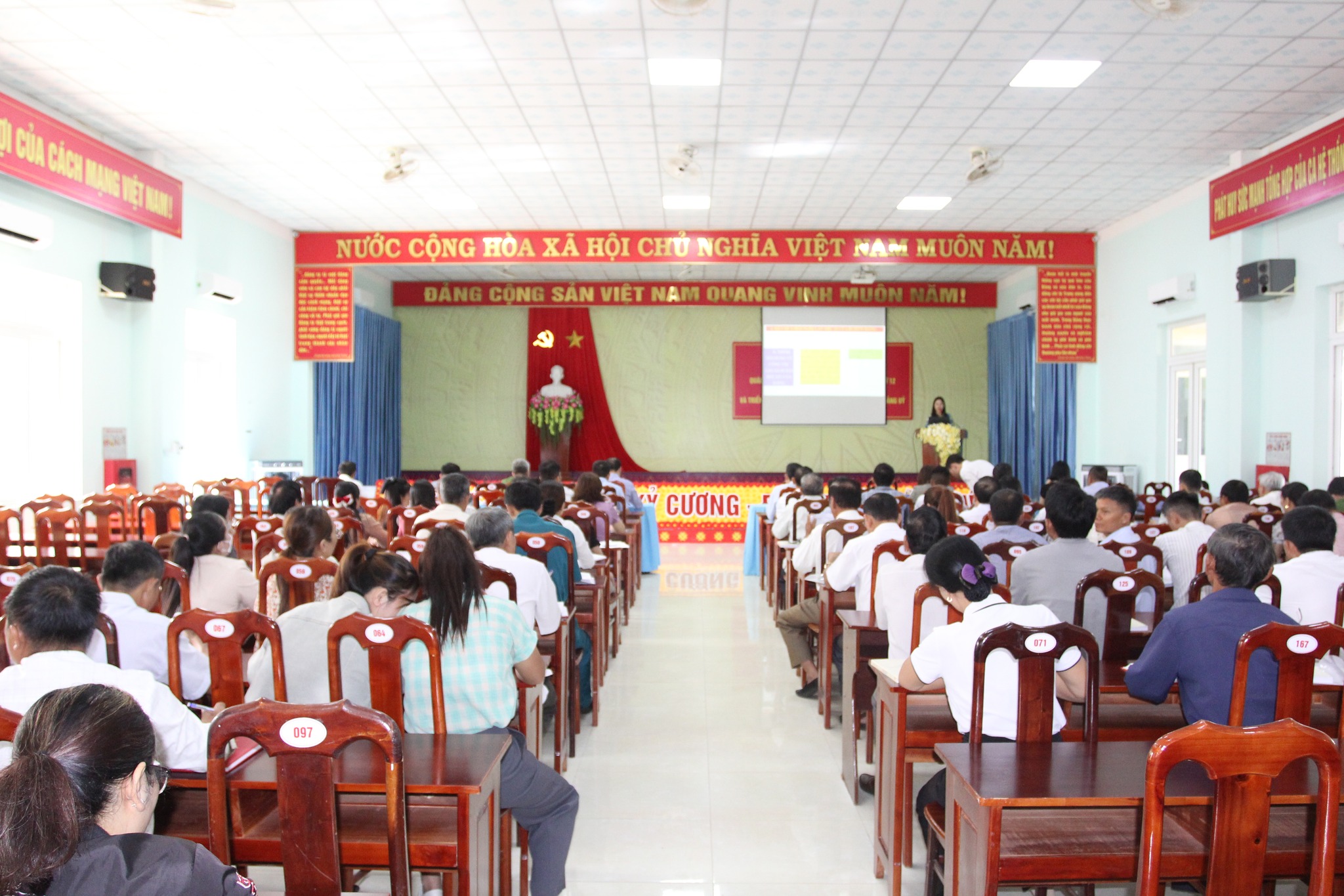 ĐẢNG ỦY XÃ HÒA SƠN QUÁN TRIỆT CÁC VĂN BẢN, NGHỊ QUYẾT CỦA TRUNG ƯƠNG VÀ ĐỊA PHƯƠNG
