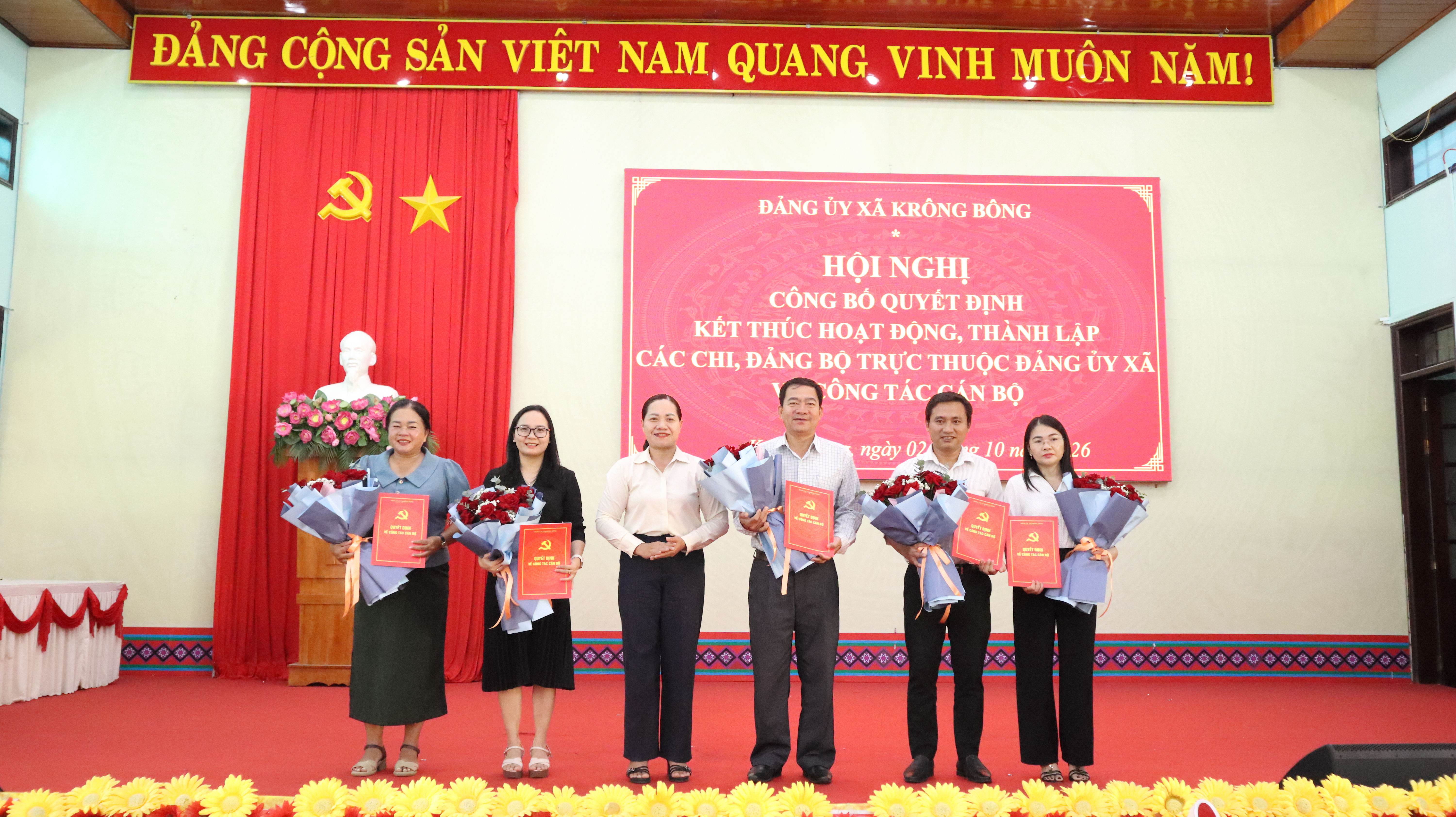 ĐẢNG ỦY XÃ KRÔNG BÔNG CÔNG BỐ CÁC QUYẾT ĐỊNH VỀ TỔ CHỨC ĐẢNG VÀ CÔNG TÁC CÁN BỘ