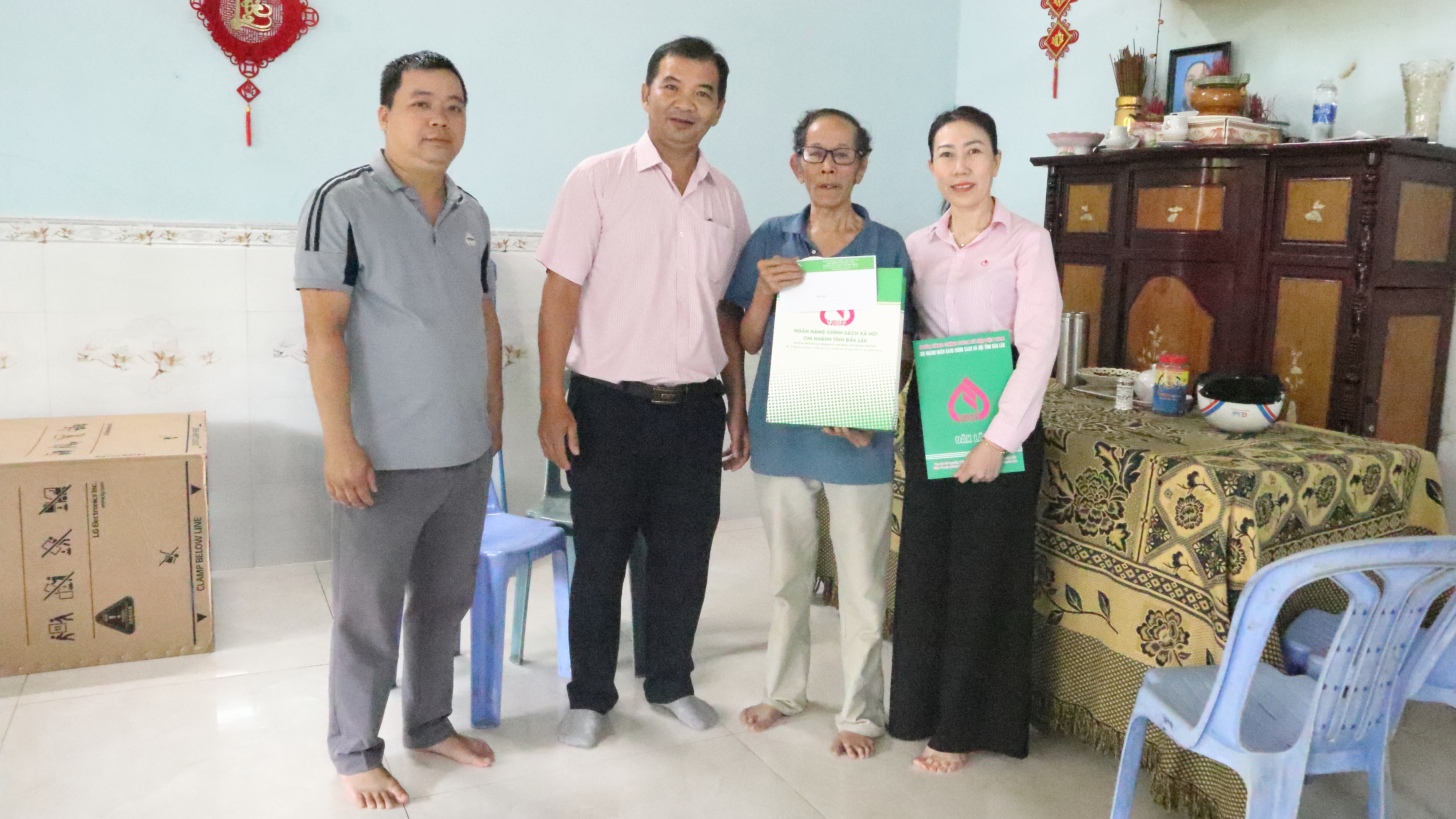 PHÒNG GIAO DỊCH NGÂN HÀNG CHÍNH SÁCH XÃ HỘI KRÔNG BÔNG THĂM, TẶNG QUÀ GIA ĐÌNH CHÍNH SÁCH NHÂN DỊP 27/7