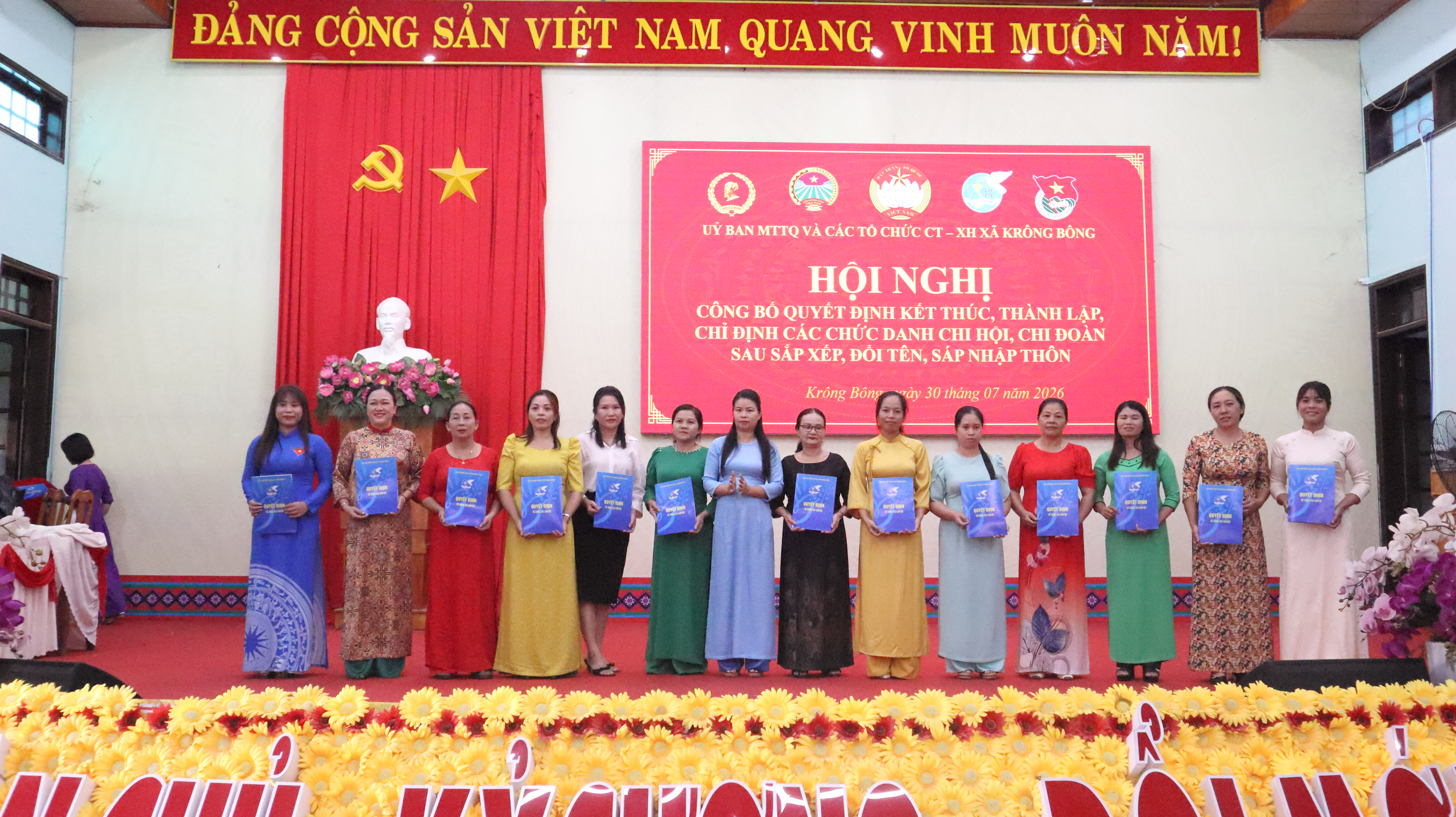 UBMTTQ VIỆT NAM XÃ VÀ CÁC TỔ CHỨC CHÍNH TRỊ - XÃ HỘI XÃKRÔNG BÔNG KIỆN TOÀN TỔ CHỨC LẠI CÁC CHI HỘI, CHI ĐOÀN THÔN SAU SÁP NHẬP